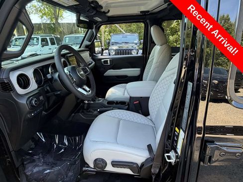 Used 2023 Jeep Wrangler Unlimited Sahara AWD/4WD image 14