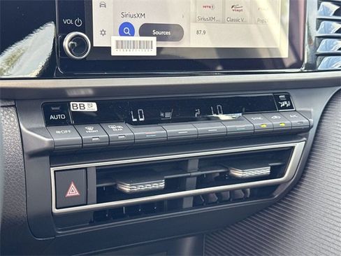 Used 2025 Toyota Camry SE image 19