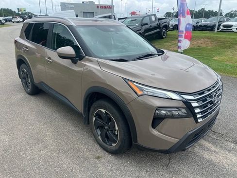 Used 2024 Nissan Rogue SV w/ SV Premium Package FWD image 3