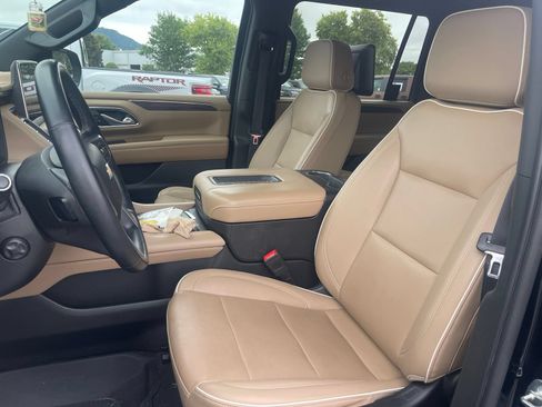 Used 2023 Chevrolet Suburban Premier w/ Premium Package 2 AWD/4WD image 5
