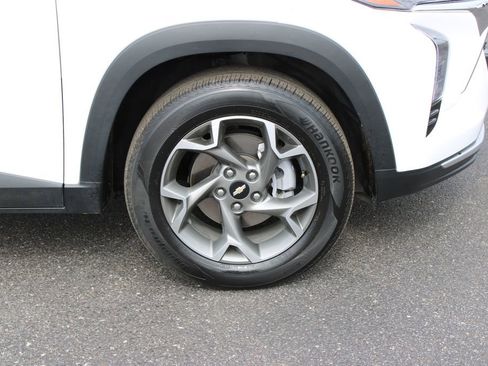 Used 2025 Chevrolet Trax LT w/ LT Convenience Package image 12