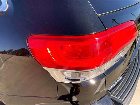 Used 2018 Jeep Grand Cherokee Laredo image 26