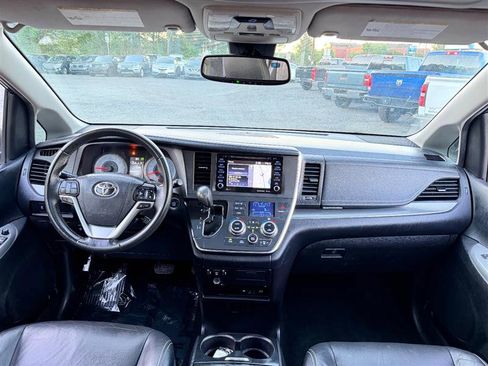 Used 2018 Toyota Sienna SE Premium w/ Carpet Mat Package FWD image 25