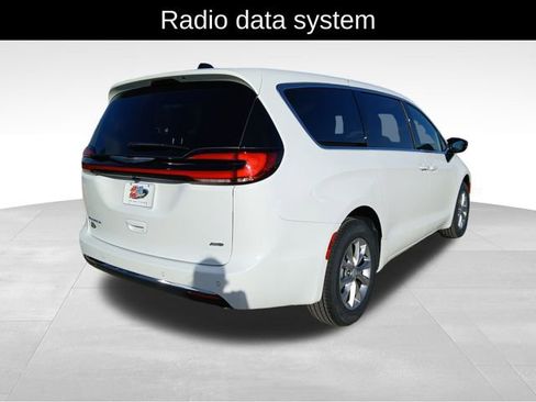 New 2026 Chrysler Pacifica Select image 7