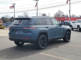New 2026 Jeep Grand Cherokee Limited w/ Limited Altitude Package AWD/4WD video 5