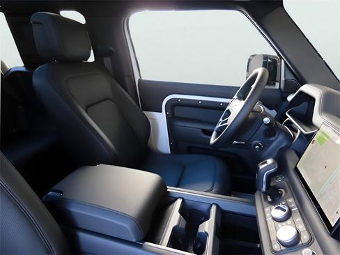 Used 2025 Land Rover Defender 90 S image 10