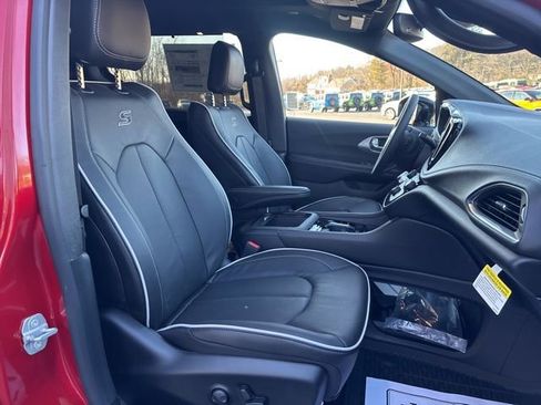 New 2026 Chrysler Pacifica Limited image 23