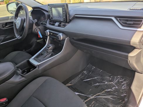 Used 2022 Toyota RAV4 LE w/ Carpet Mat Package (TMS) FWD image 13