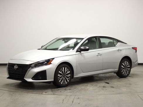 Used 2024 Nissan Altima 2.5 SV image 4