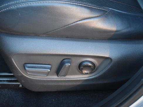 Used 2021 Toyota Venza Limited image 17