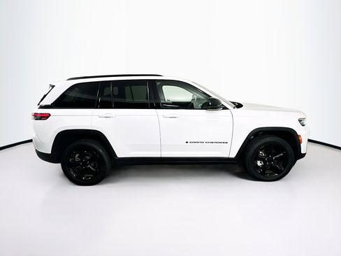 Used 2023 Jeep Grand Cherokee Limited w/ Black Appearance Package image 10