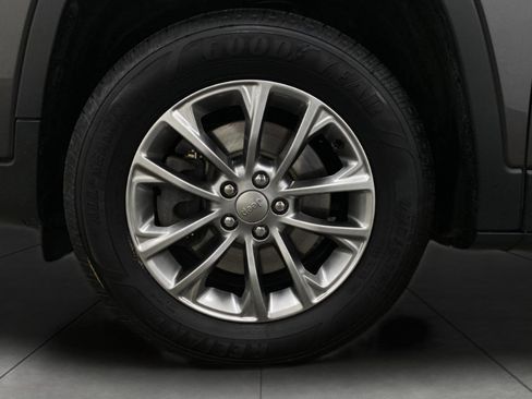 Used 2020 Jeep Cherokee Latitude Plus w/ Cold Weather Group image 13