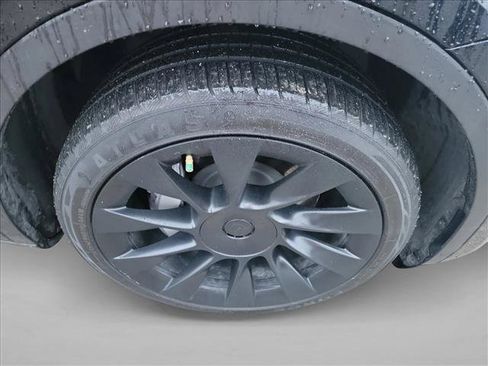 Used 2022 Tesla Model Y Long Range image 7