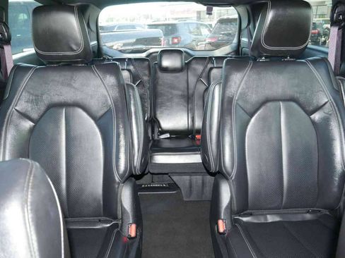 Certified 2024 Chrysler Pacifica Limited FWD image 32