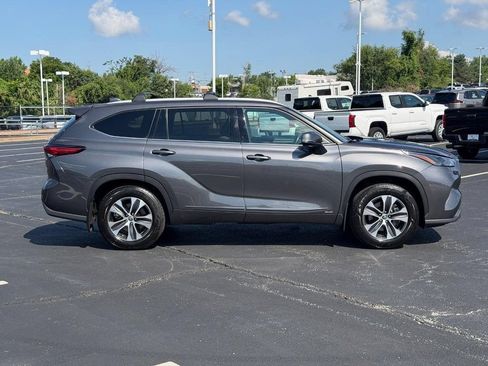 Used 2022 Toyota Highlander XLE AWD/4WD image 2