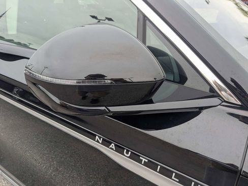 Used 2025 Lincoln Nautilus Premier AWD/4WD image 12