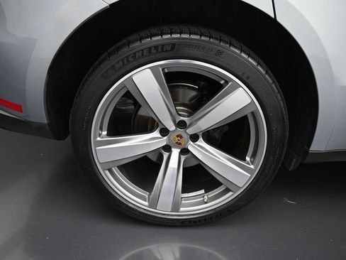 Certified 2025 Porsche Macan AWD/4WD image 9