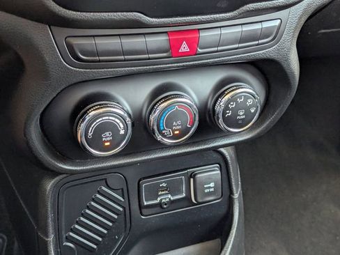 Used 2015 Jeep Renegade Latitude FWD image 27