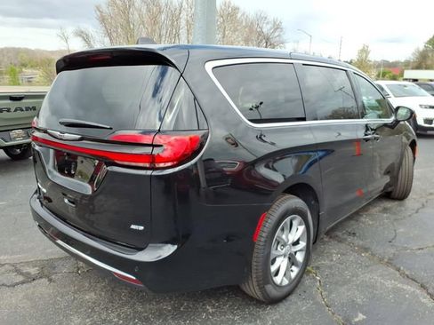 New 2026 Chrysler Pacifica Select image 3
