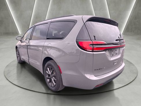 Used 2022 Chrysler Pacifica Touring-L w/ S Appearance Package AWD/4WD image 5