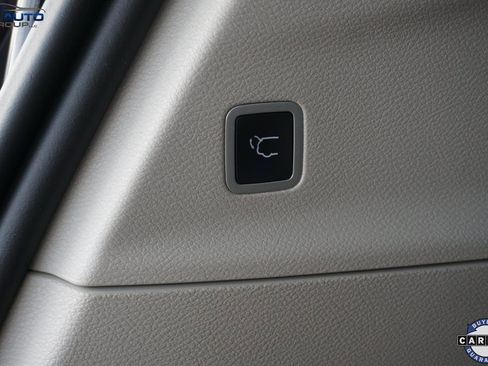 Used 2022 Chrysler Pacifica Touring-L image 17