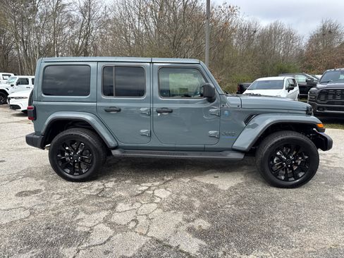 Used 2025 Jeep Wrangler Sahara image 4