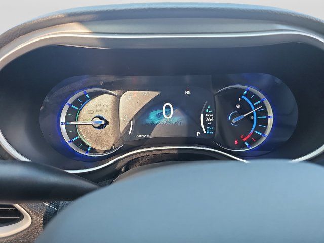 Used 2023 Chrysler Pacifica Touring-L FWD image 17