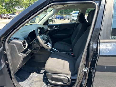 Used 2021 Hyundai Venue SE FWD image 11
