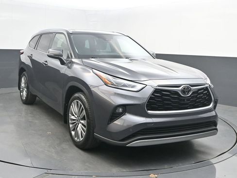 Used 2021 Toyota Highlander Platinum AWD/4WD image 1