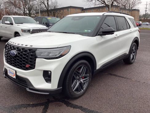 Used 2025 Ford Explorer ST image 3
