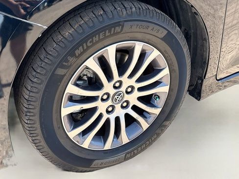 Used 2020 Toyota Sienna XLE w/ XLE Navigation Package FWD image 33