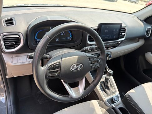 Used 2025 Hyundai Venue SEL FWD image 12