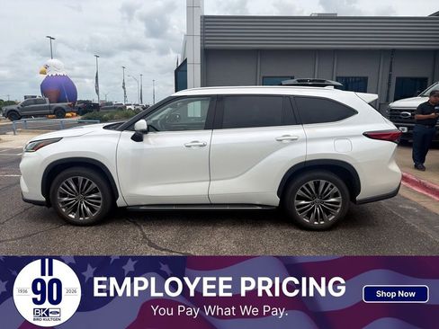 Used 2021 Toyota Highlander Platinum FWD image 1