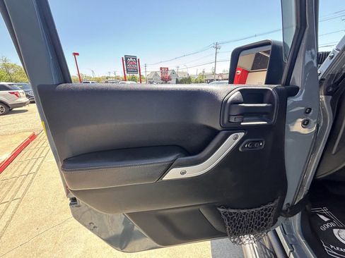 Used 2015 Jeep Wrangler Unlimited Rubicon AWD/4WD image 5
