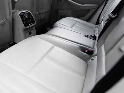 Certified 2022 Porsche Macan S AWD/4WD image 24