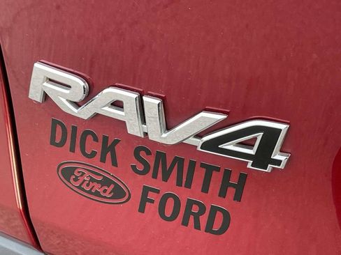 Used 2020 Toyota RAV4 XLE Premium image 8