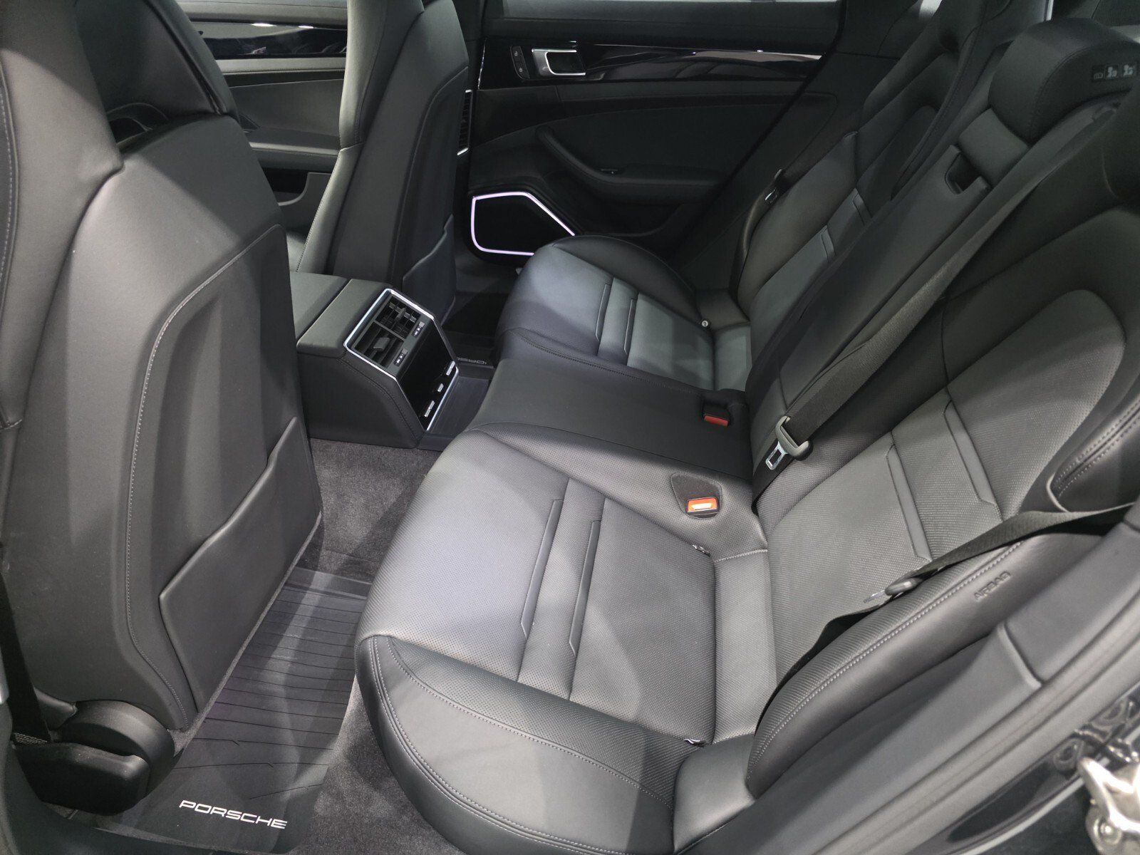 Used 2023 Porsche Panamera RWD image 11