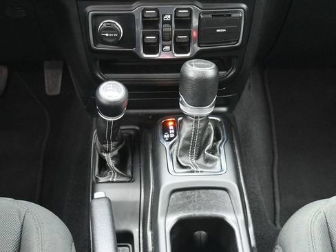 Used 2020 Jeep Gladiator Overland AWD/4WD image 23
