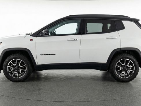 Used 2025 Jeep Compass Trailhawk image 5