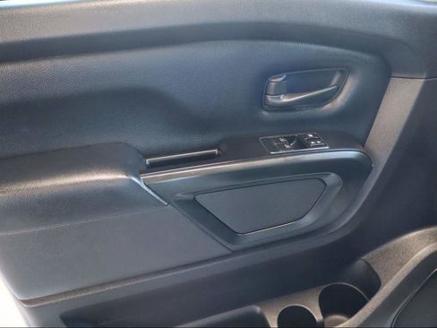 Used 2019 Nissan Titan S image 17
