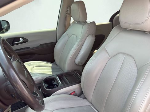 Used 2020 Chrysler Pacifica Touring-L FWD image 11