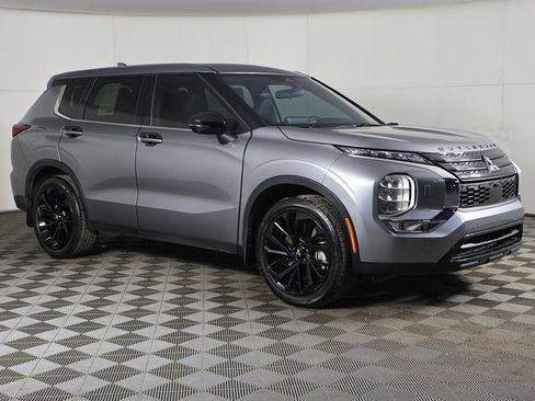 Used 2024 Mitsubishi Outlander SE Black Edition image 2