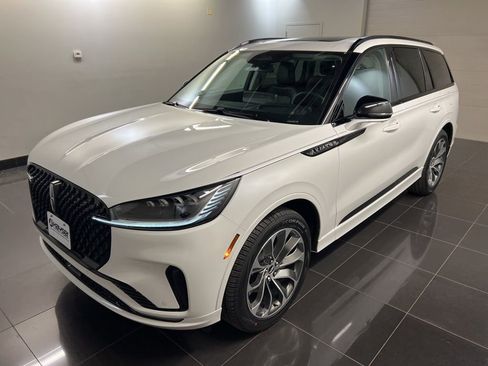 Used 2026 Lincoln Aviator AWD image 3