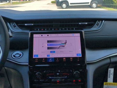 New 2025 Jeep Grand Cherokee Limited w/ Black Appearance Package image 19