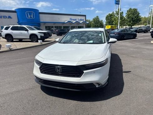 Used 2023 Honda Accord Touring image 2