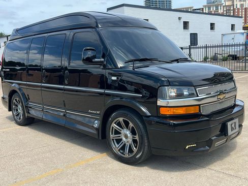 Used 2016 Chevrolet Express 2500 RWD image 1