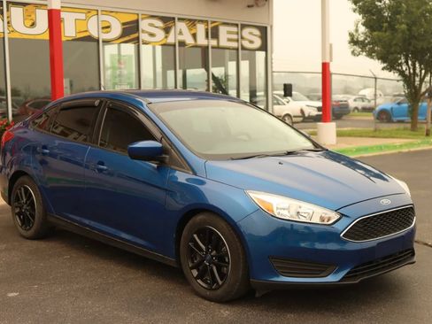 Used 2018 Ford Focus SE FWD image 3