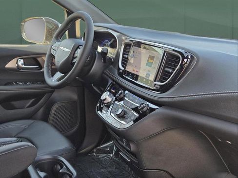 New 2026 Chrysler Pacifica Select w/ S Appearance Package image 8