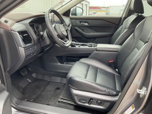 Used 2022 Nissan Rogue SV w/ SV Premium Package image 2