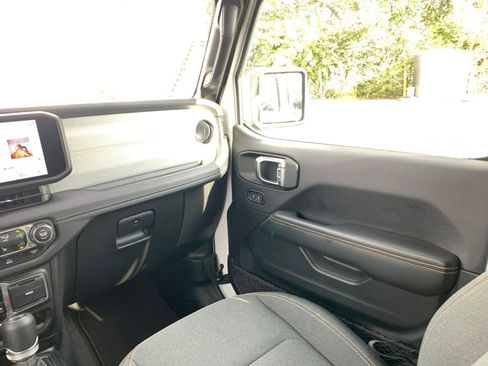 Used 2025 Jeep Wrangler Sahara image 34